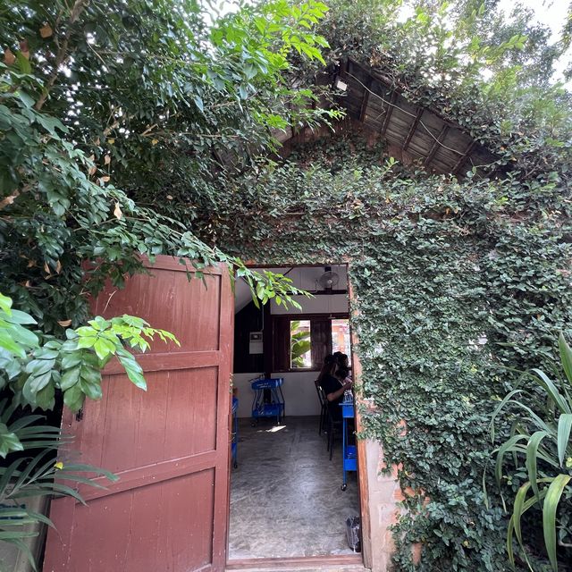 ร้านอาหารเฮือนฮอม