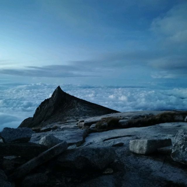 Tinggi tinggi Gunung Kinabalu 