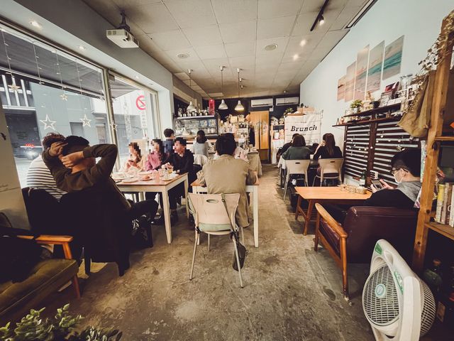 市政府站5分鐘101景觀文青咖啡店～We&Me Cafe好好文化創意｜可直接看到101｜餐點多元還有超值套餐可以選擇｜店內文青又可以看書