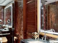 Check into the Xiamen Waldorf Astoria Hotel and enjoy a refined journey.