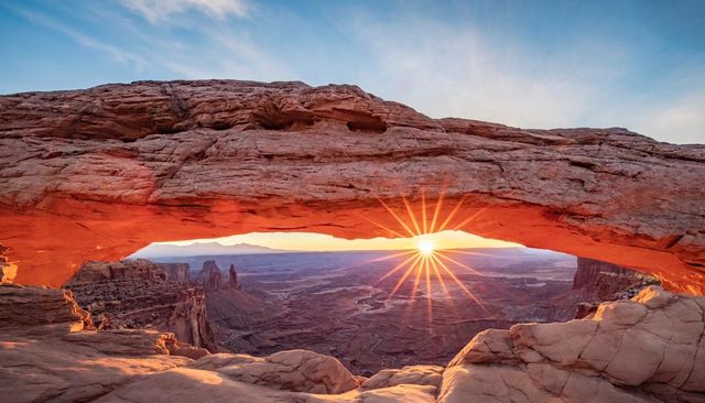 The Arches National Park in the United States, known as the "Red Rock Wonderland", gathers the most beautiful natural arches in the world.