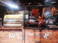 หมูรมควันหอมๆ จานใหญ่ๆ ที่ถลางภูเก็ต
