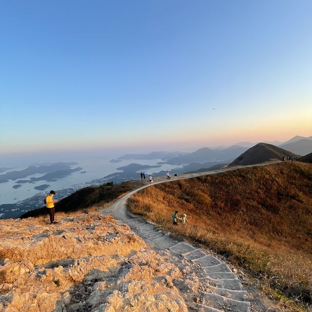 香港日落美景 🌄- 彎曲山 