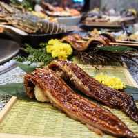 ทั้งกุ้งมังกร เนื้อ ซูชิ เลือกไม่ได้ก็กินทุกอย่าง