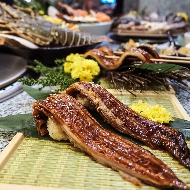 ทั้งกุ้งมังกร เนื้อ ซูชิ เลือกไม่ได้ก็กินทุกอย่าง