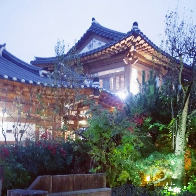 穿著韓服走街到拍美照｜全羅北道 全州韓屋村｜商店街舊韓屋的錯覺