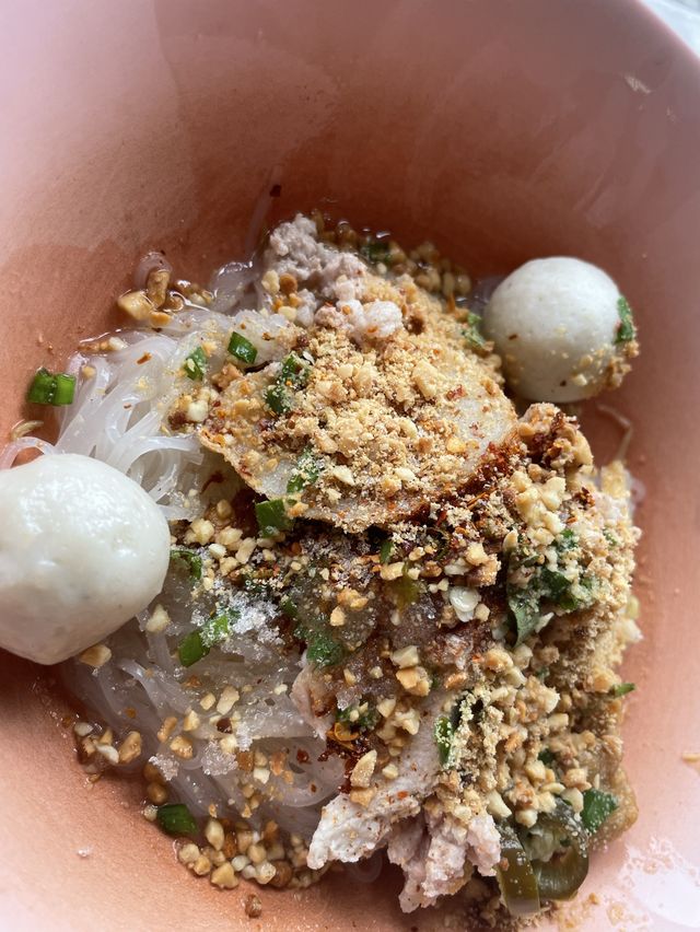 ก๋วยเตี๋ยวลูกชิ้นปลาลือชา แถวสมเด็จเจ้าพระยา