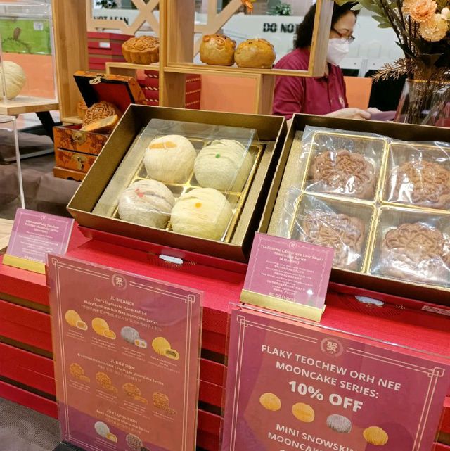 Trying Mooncakes at Takashimaya Square 