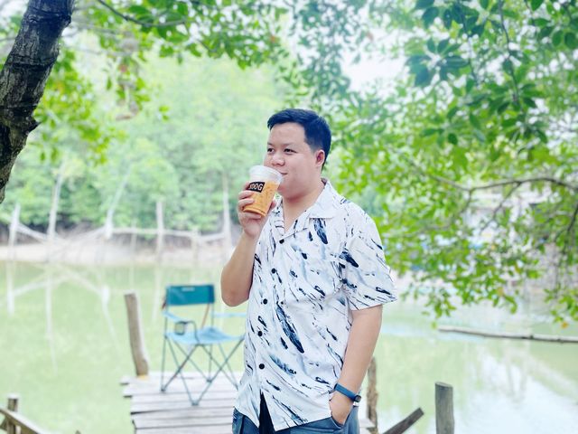 คาเฟ่ แคมป์ปิ้ง อยู่ติดริมคลอง