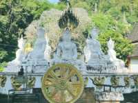 กราบสักการะสิ่งศักดิ์สิทธิ์ วัดถ้ำเชียงดาว