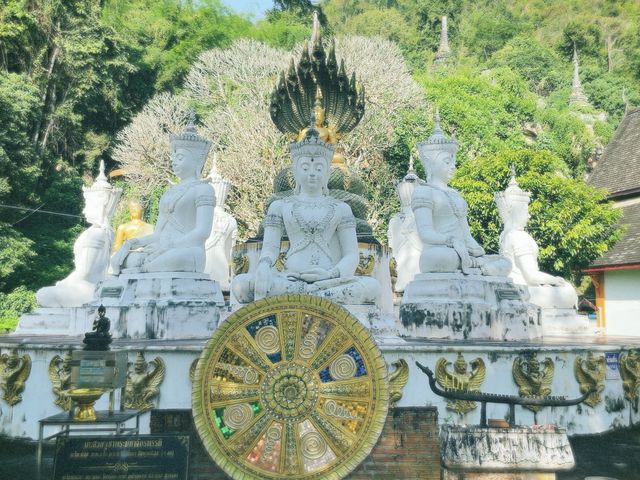 กราบสักการะสิ่งศักดิ์สิทธิ์ วัดถ้ำเชียงดาว
