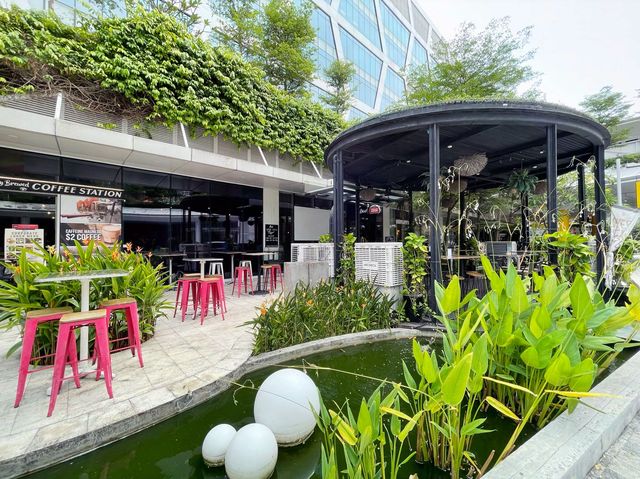 Resort style restaurant dining