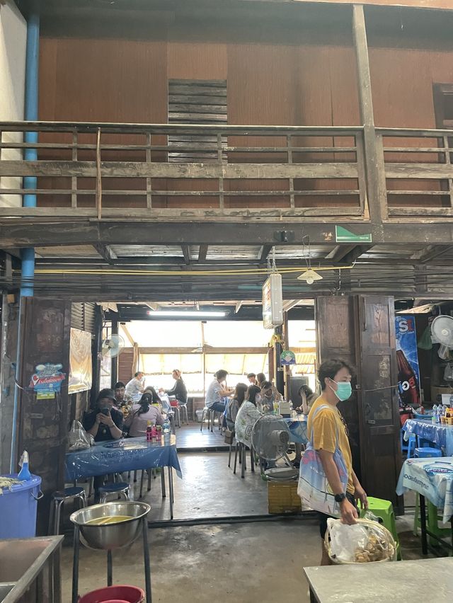 บะหมี่เกี๊ยวแต้จิ๋วกว่า80 ปี ในตลาดสามชุก