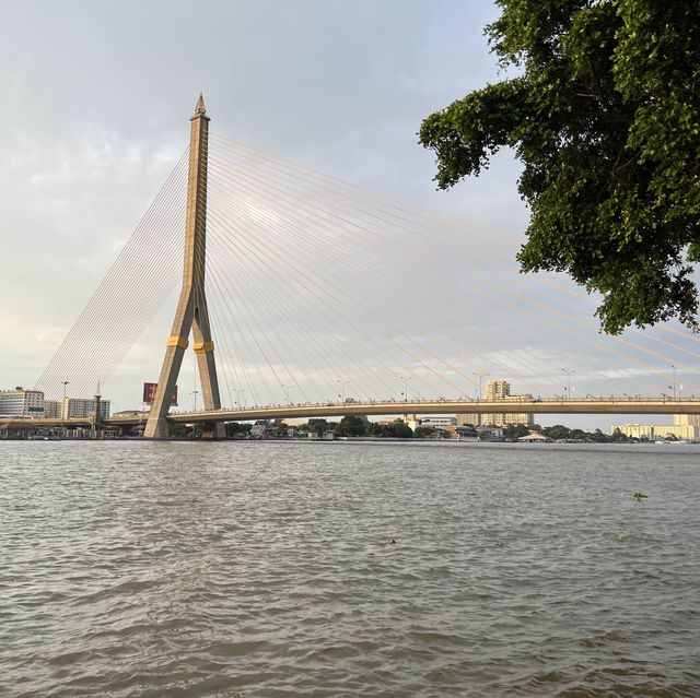 Khin Lom Chom Saphan (Eat Wind & See Bridge)