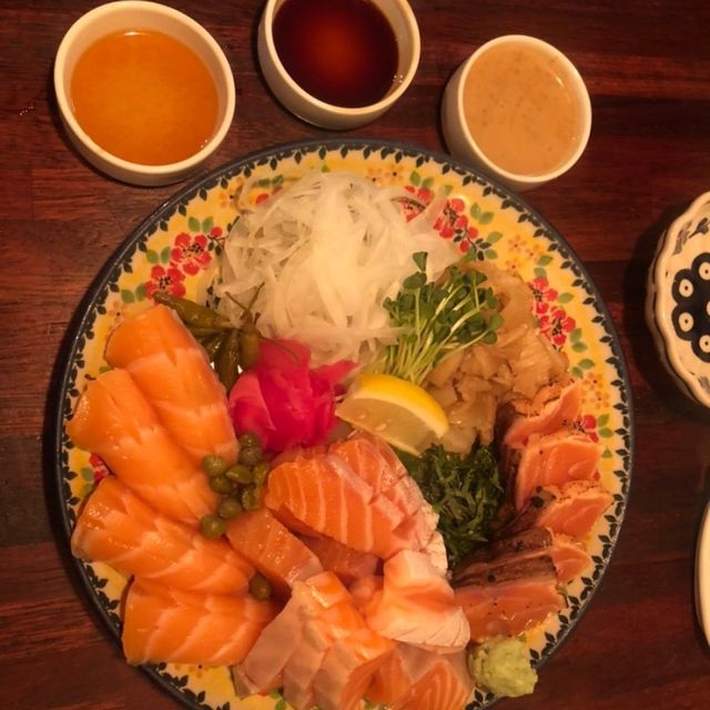 줄 서서 먹는 연남의 연어 맛집 “연어롭다”