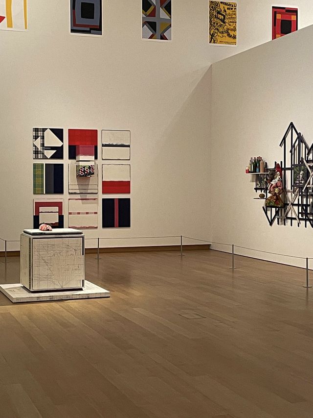 현대 미술 전시를 볼 수 있는, 암스테르담 시립 박물관
