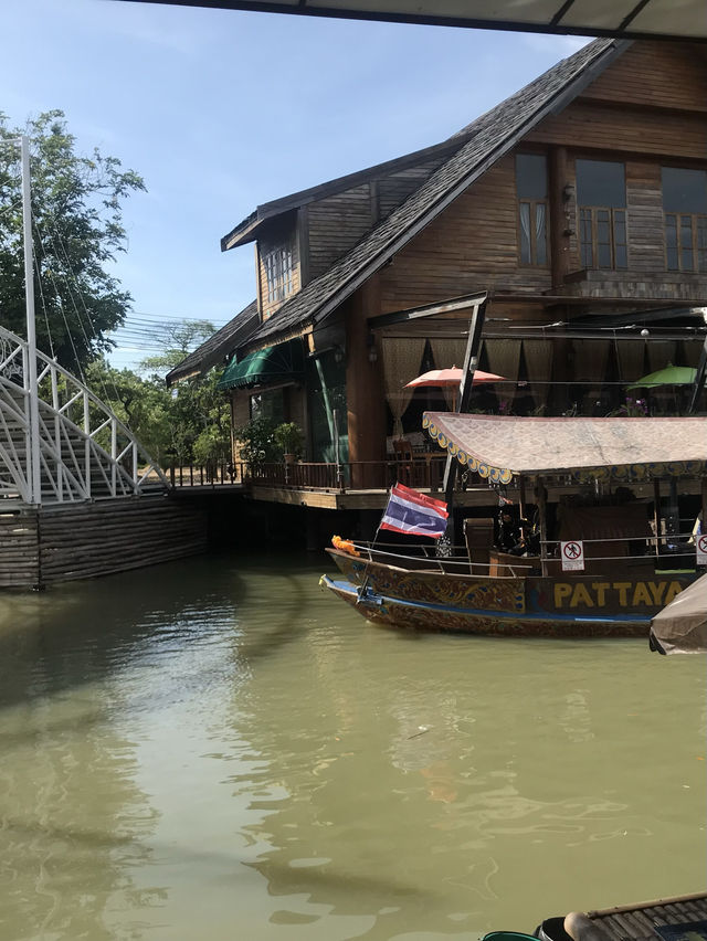 🛶Drifting market on the water? 🇹🇭Novel experience 🍡Delicious food on board.