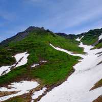 初夏の鳥海山の大雪渓