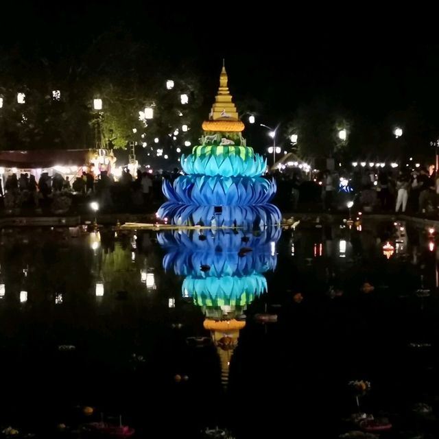 ลอยกระทงเผาเทียนเล่นไฟจังหวัดสุโขทัย 
