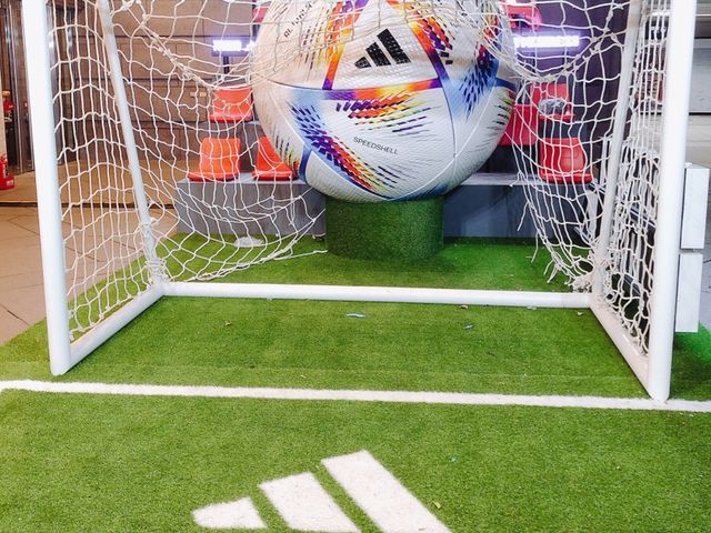 捷運🚇台北101站購物中心出口的裝置藝術🎨⚽️世界盃要開打囉❗️