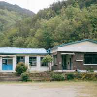폐교를 개조한 감성숙소, 동해 비천을 담다 