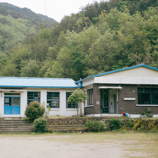폐교를 개조한 감성숙소, 동해 비천을 담다 