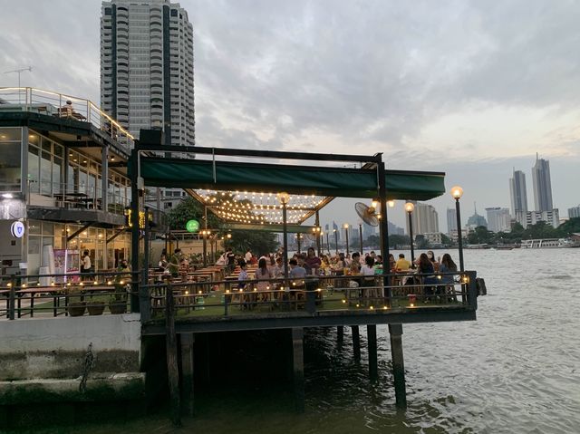 曼谷（昭拍耶河）觀賞河景食自助餐泰式火鍋「Yang Noey Saphan Phut」