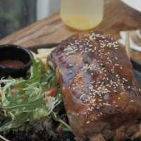 田園Cafe+貓店長，推介超軟霖豬肋排 