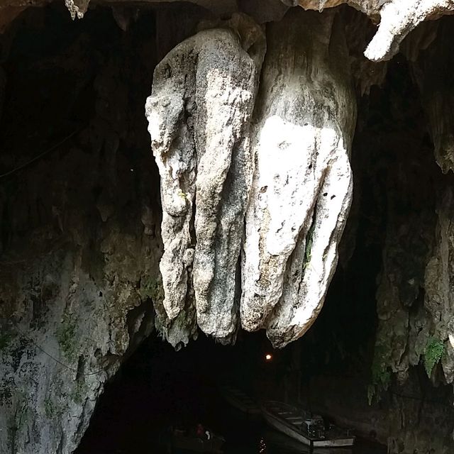 七彩斑斕的地下鐘乳石