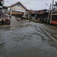 Damoen Saduak floating market 