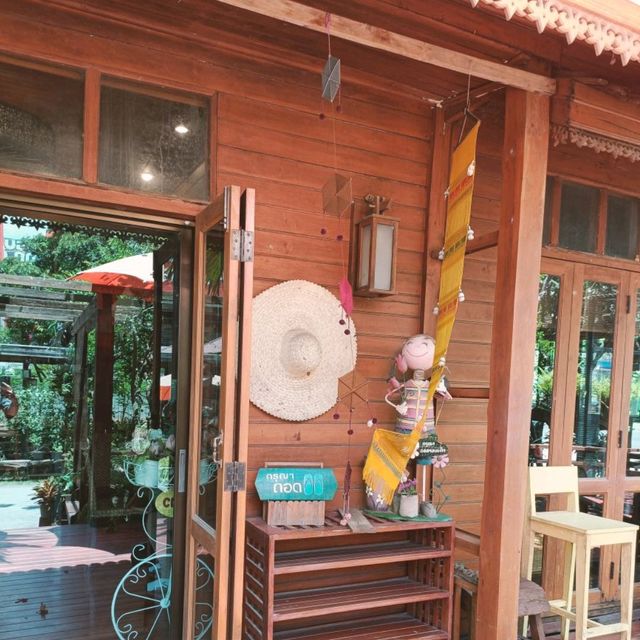 เรือนไม้กาแฟ  Cafe at wood จิบแฟแลบ้านไม้