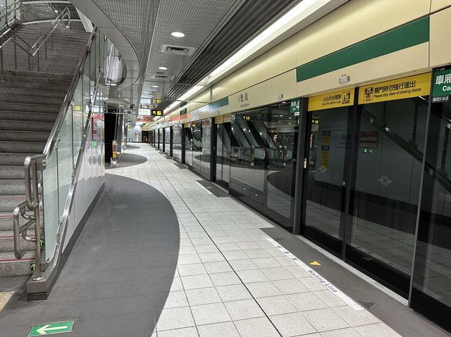 捷運松山站 超有特色的圓弧造型電扶梯