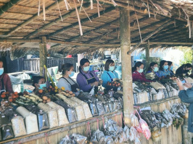 แวะพักเก็บบรรยากาศ จุดสูงสุด1715 ดอยภูคา