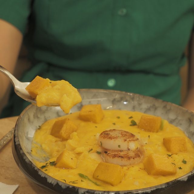 屋邨內的白色Cafe，配角奶茶雪糕好突出