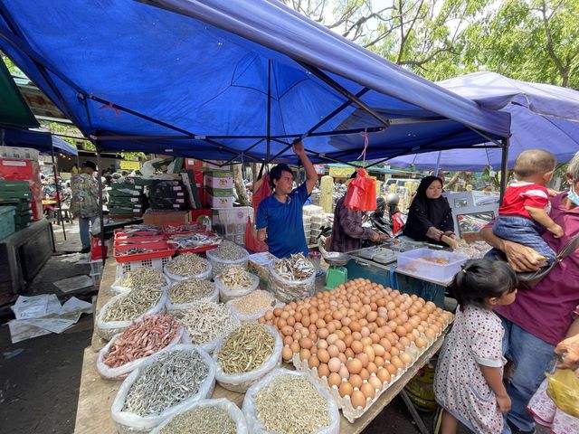 Outdoor farmers’ market