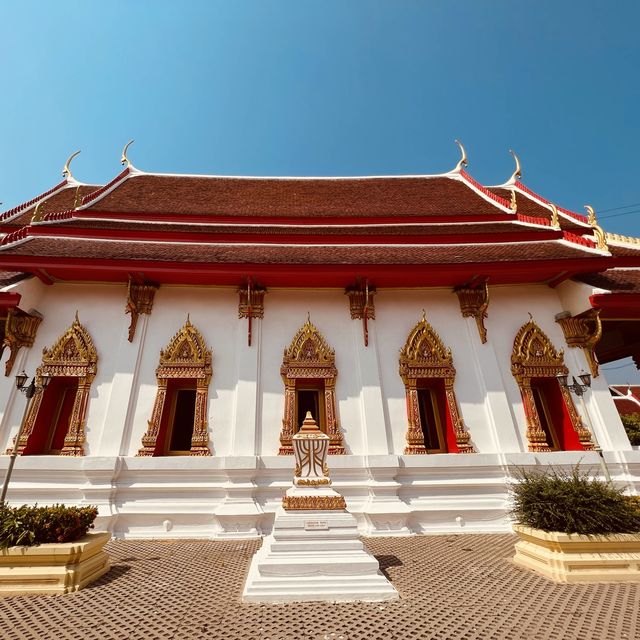 วัดบางพรหม วัดงามริมน้ำ