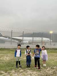 近距離望著飛機衝上雲霄 | 機場跑道尾