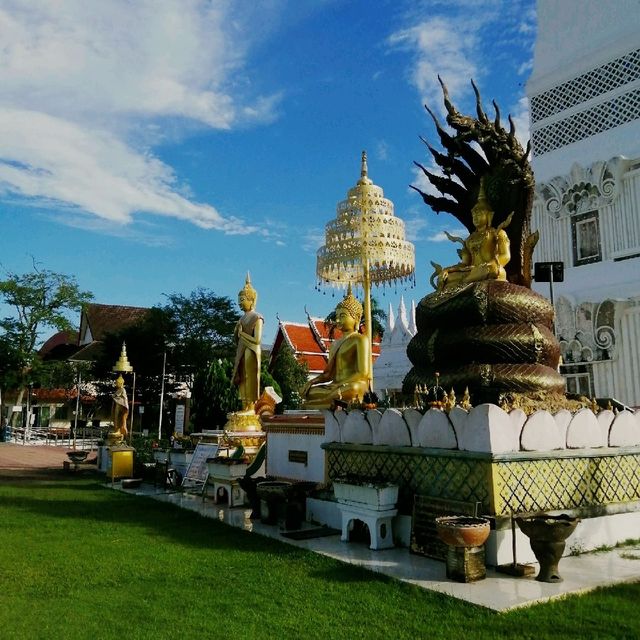 Phra That Tha Uthen, A riverside temple