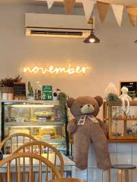 november ไม่ใช่ชื่อเดือนแต่เปนคาเฟ่หมีน่ารัก