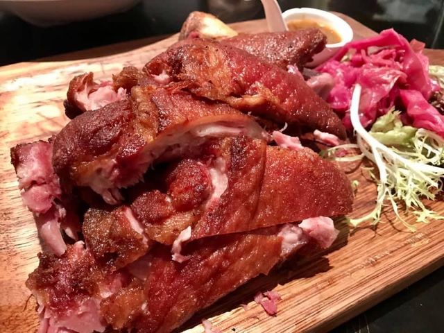 食到停唔到口的鹹豬手