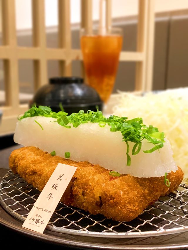 超懷念的鐵板牛排🥩  超超超掛住日本美食呀😍  銅鑼灣呢間京都勝牛有吉列牛食 即刻入去試吓 餐廳仲有教學教你點樣燒先最好食  「霙花翼板牛排套餐」 $168 炸得勁靚嘅霙花翼板牛 職員將熱辣辣嘅石 超懷念的鐵板牛排🥩  超超超掛住日本美食呀😍  銅鑼灣呢間京都勝牛有吉列牛食 即刻入去試吓 餐廳仲有教學教你點樣燒先最好食  「霙花翼板牛排套餐」 $168 炸得勁靚嘅霙花翼板牛 職員將熱辣辣嘅石
