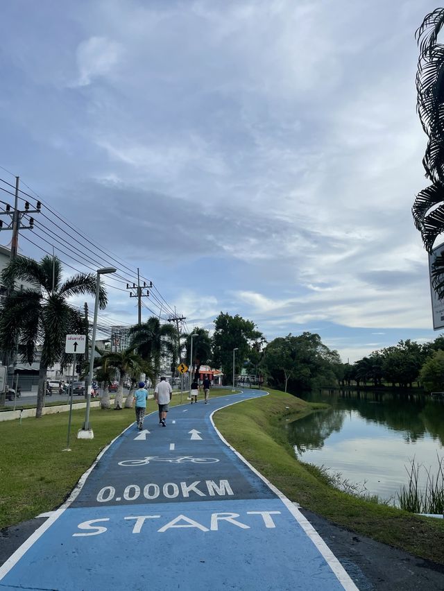 เดินเล่นชมวิวบรรยากาศภูเขาล้อมสวนใจกลางภูเก็ต