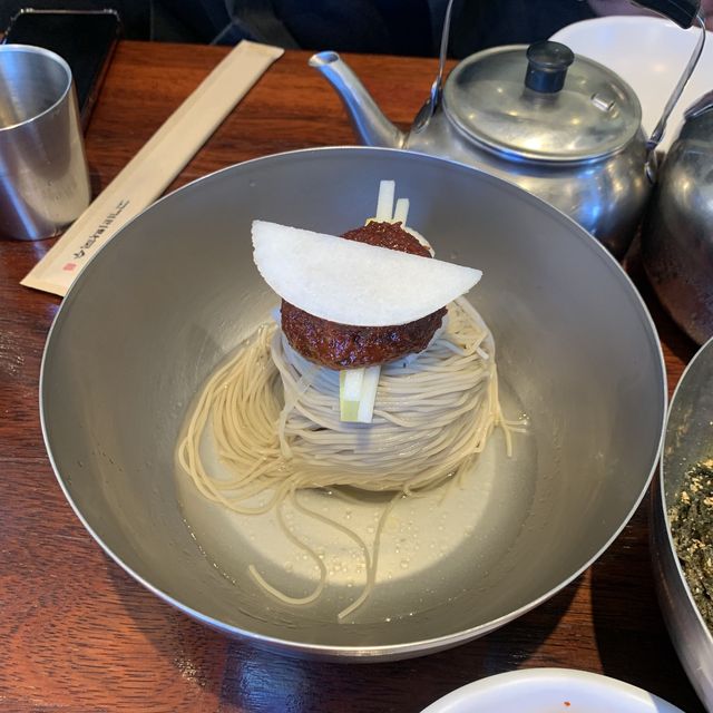웨이팅은 기본! 찐맛집 고기리막국수