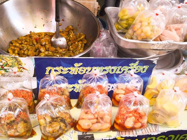 ตลาดวังหลัง ✨
กิน ช้อป เที่ยวแบบจุกๆ ไปเลยจ้าาา 😎