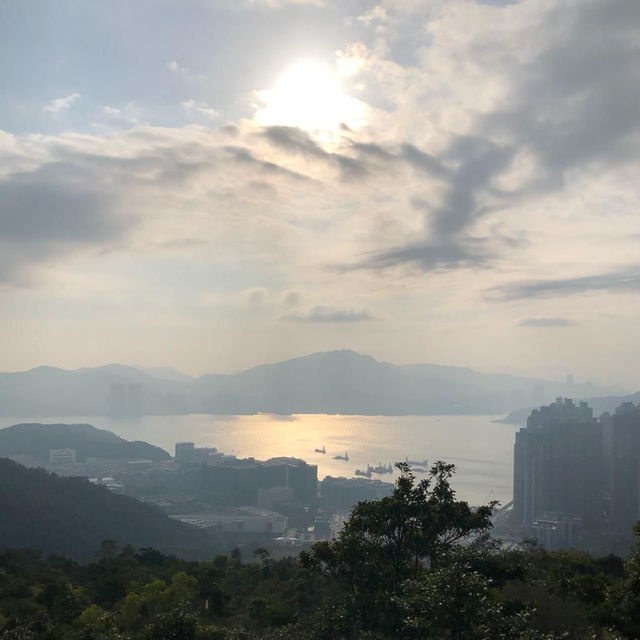 手腳並用 登上「香港三尖」之一😎