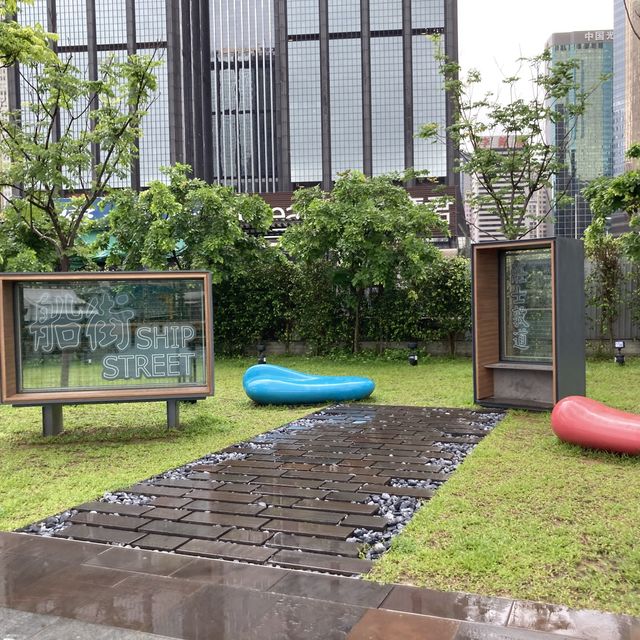 Wan Chai on a rainy morning still has beautiful sites