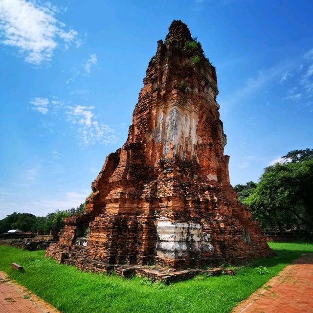 พระปรางค์ ภายในวัดมหาธาตุ พระนครศรีอยุธยา 