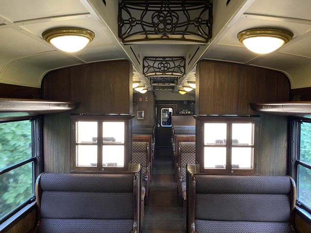 2024年3月頃運転終了。車齢100年越え。日本で最も古い現役の蒸気機関車がけん引する列車『SL人吉』車内