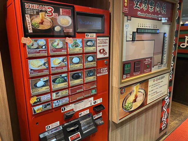 福岡空港。保安検査場内にあるラーメン『一蘭』