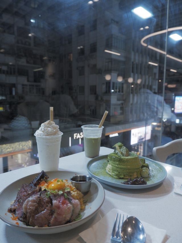 樓上白色Cafe，吃打卡梳乎厘 